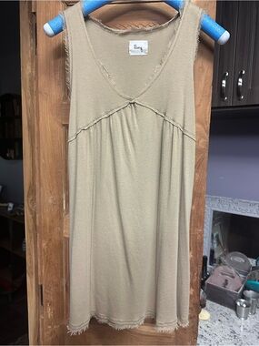 Tunic tank top raw trim sleeveless small v neck